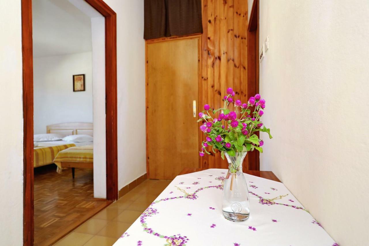 Apartmani Mila Pag Town Exterior photo