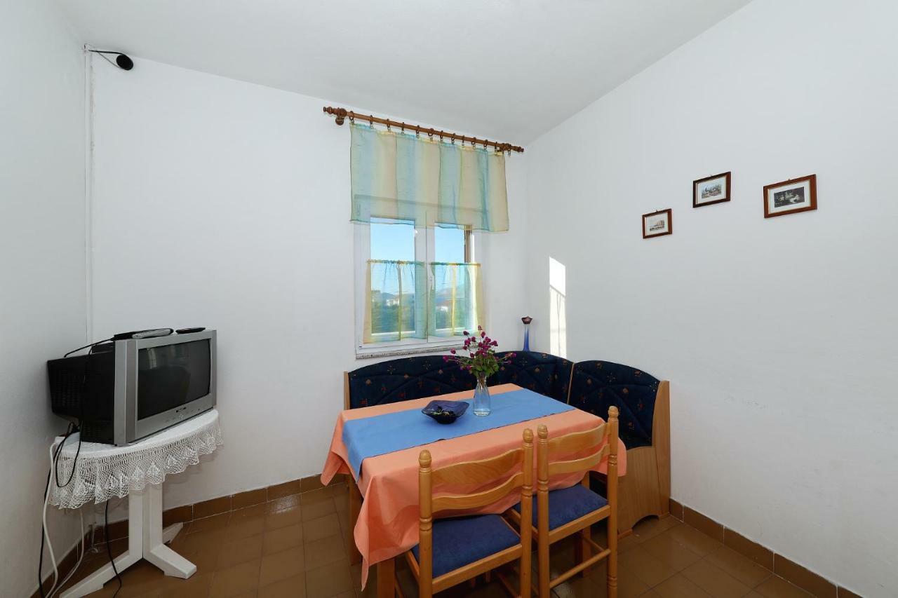 Apartmani Mila Pag Town Exterior photo