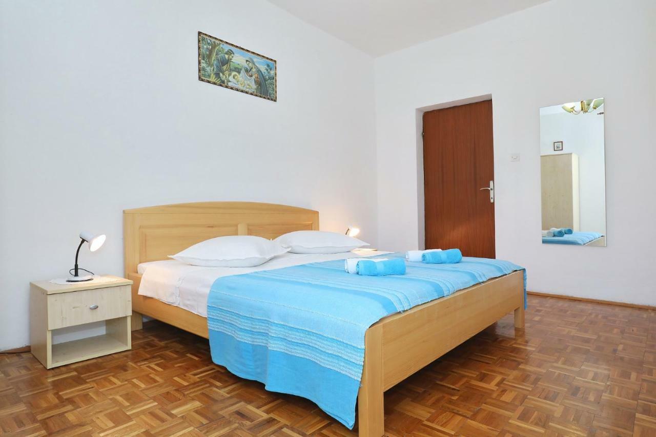 Apartmani Mila Pag Town Exterior photo